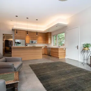 Private Modern Queenswood Victoria